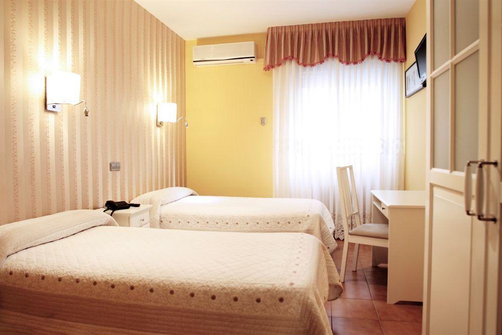 Hostal Los Angeles Madrid Buitenkant foto